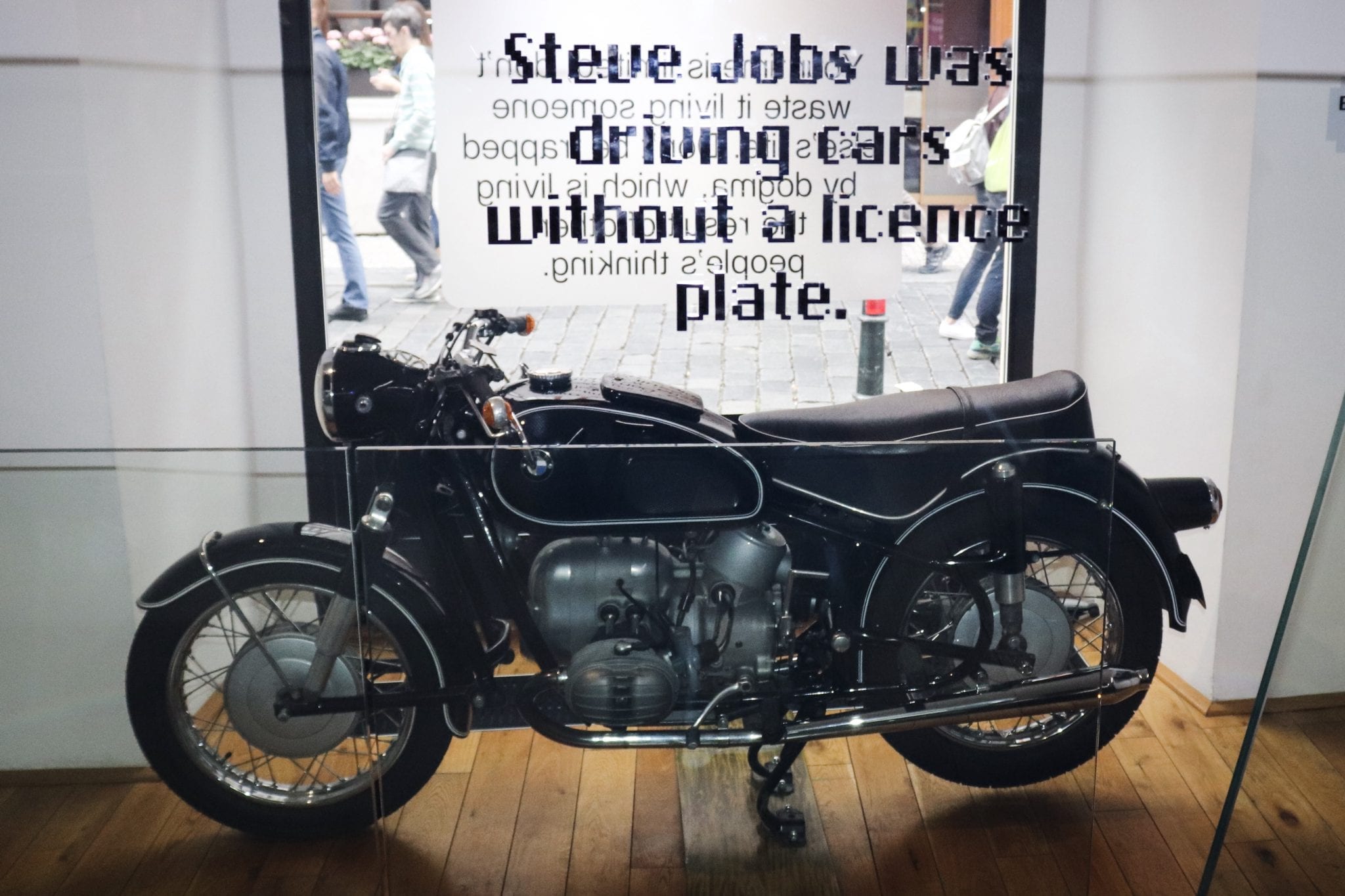 Steve Jobs Motorrad im Apple Museum in Prag